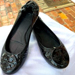 TORY BURCH Minnie Travel Ballet Flats Shoes, black patent leather w/logo size 7M